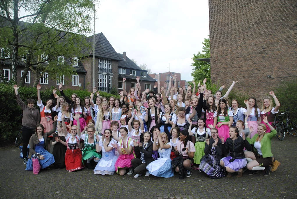 Abi-Abschluss mit Dirndl und Lederhose als Motto