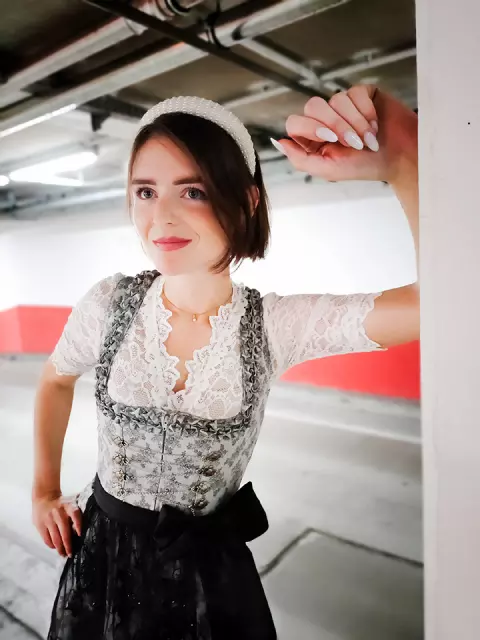 Dirndl_kurz_grau_Dirndlschuerze_schwarz_04.jpg